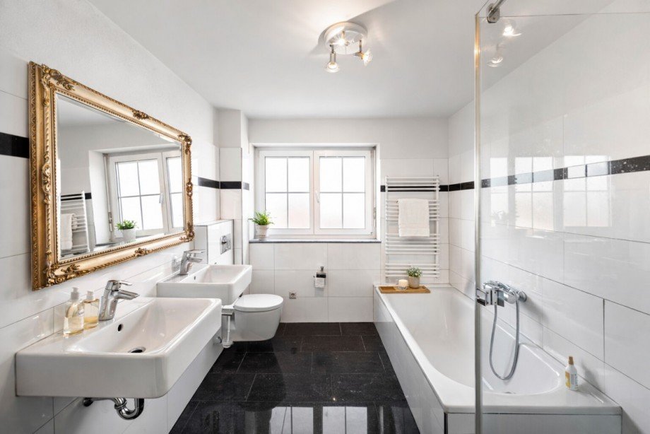 Badezimmer mit Badewanne und Dusche Maisonettewohnung Weil am Rhein / Haltingen